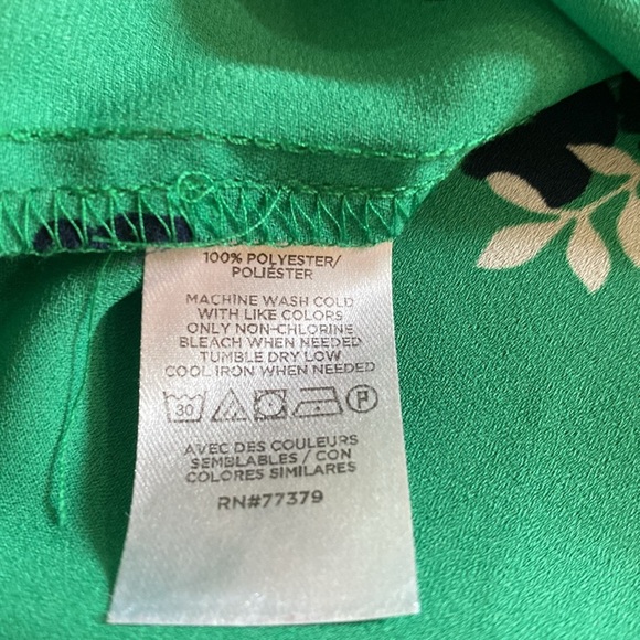 Ann Taylor Green Floral Blouse. Navy and white pattern. Size S. Collared, v-neck - Picture 12 of 12